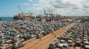 Véhicules d'occasion en attente de dédouanement dans la zone portuaire de Conakry