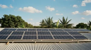 Panneaux solaires installés sur une toiture résidentielle en tôle ondulée, configuration courante en Guinée