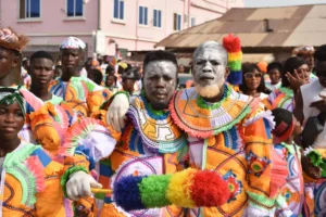 Célébration traditionnelle dans un village guinéen avec danses et percussions