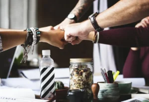 Équipe commerciale d'une PME consultant le pipeline de vente sur un CRM partagé