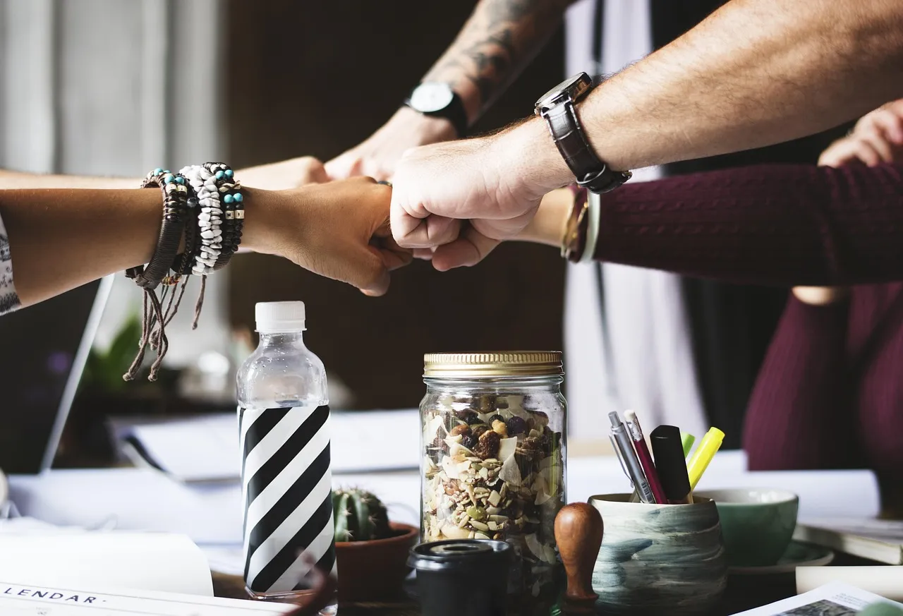Équipe commerciale d'une PME consultant le pipeline de vente sur un CRM partagé