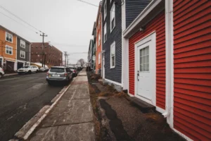 Rue résidentielle dans un quartier de Conakry avec immeubles locatifs