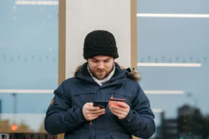 Point de vente de cartes SIM et recharges mobiles dans un marché urbain en Guinée