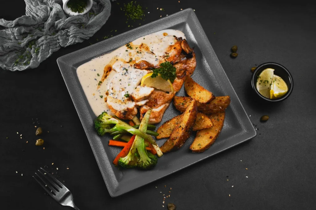 Blancs de poulet nappés de sauce à la crème fraîche, prêts à servir